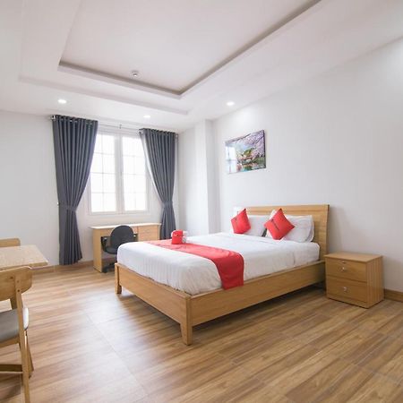 Отель Reddoorz Premium Near E-Town Хошимин Экстерьер фото