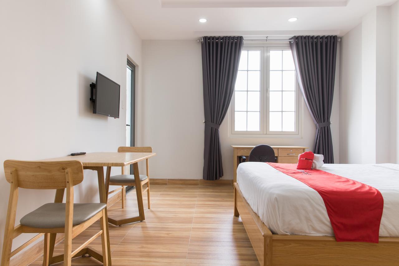 Отель Reddoorz Premium Near E-Town Хошимин Экстерьер фото