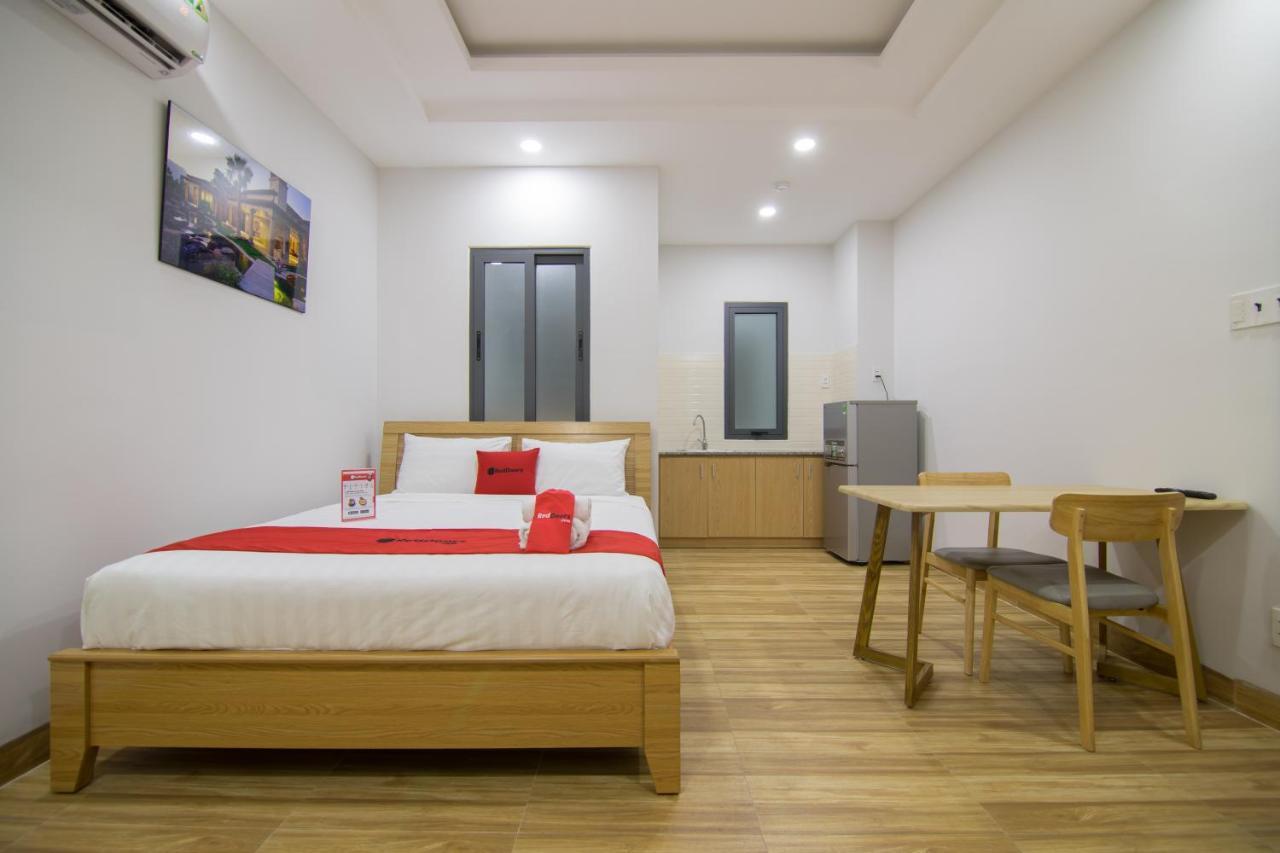 Отель Reddoorz Premium Near E-Town Хошимин Экстерьер фото