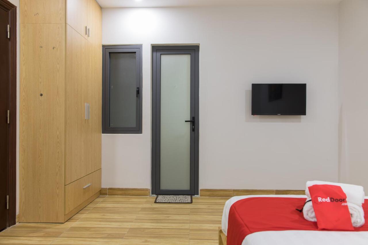 Отель Reddoorz Premium Near E-Town Хошимин Экстерьер фото