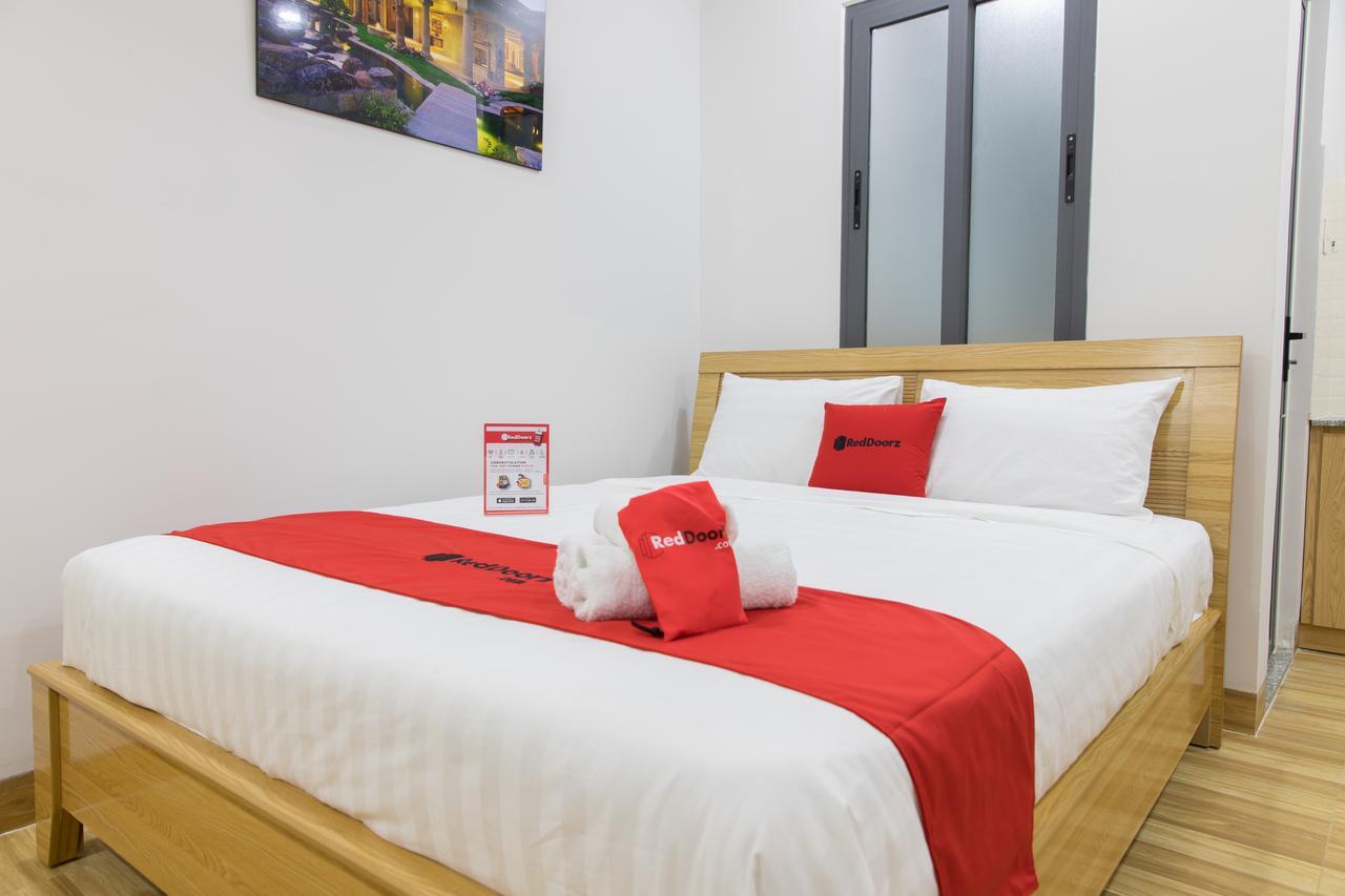 Отель Reddoorz Premium Near E-Town Хошимин Экстерьер фото