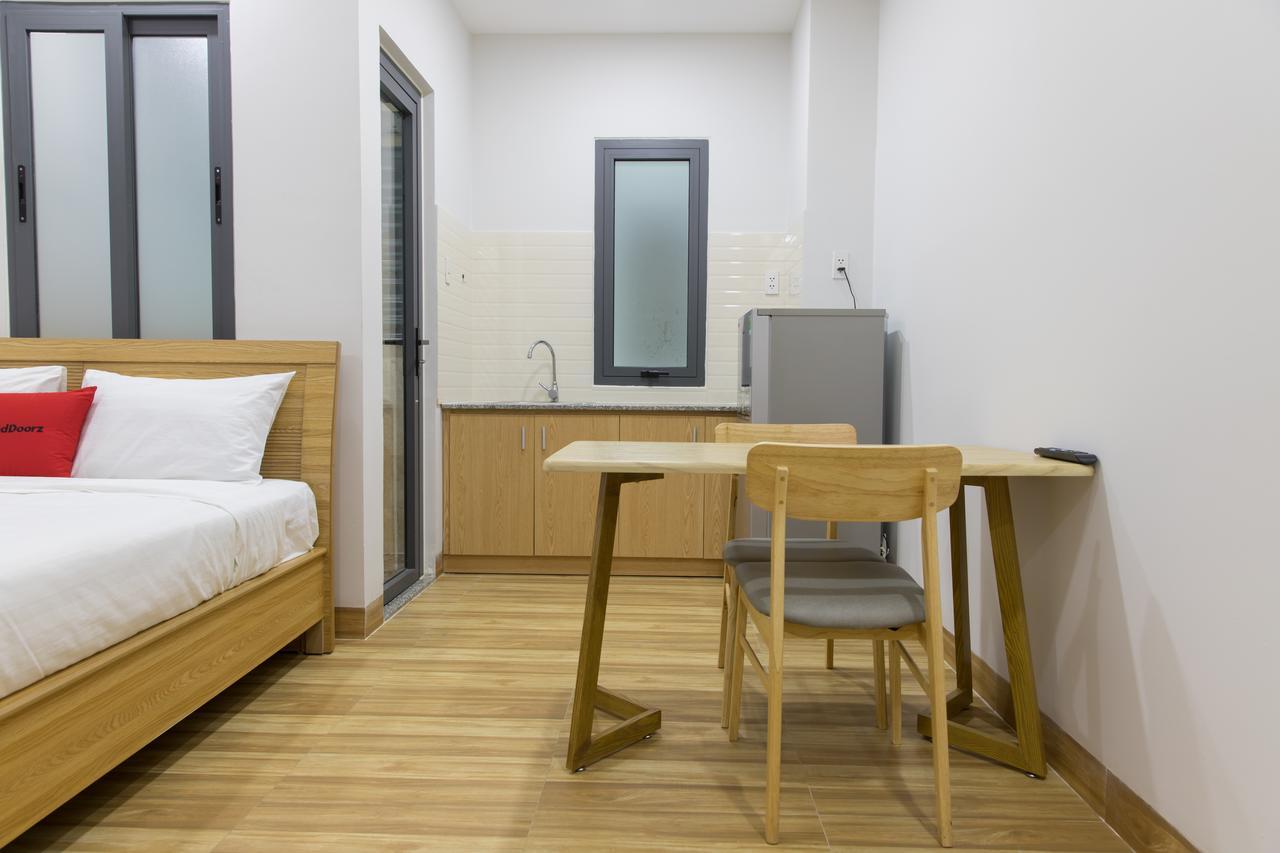 Отель Reddoorz Premium Near E-Town Хошимин Экстерьер фото