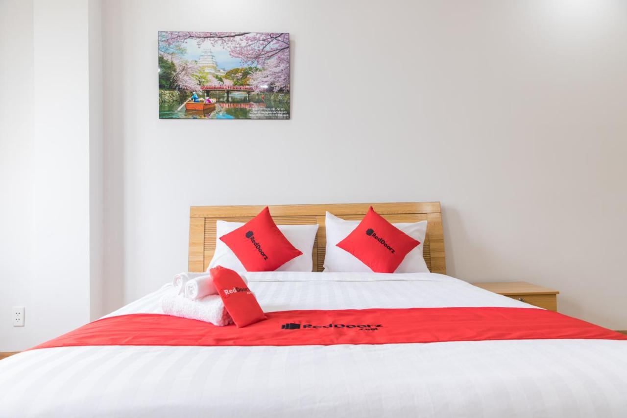 Отель Reddoorz Premium Near E-Town Хошимин Экстерьер фото