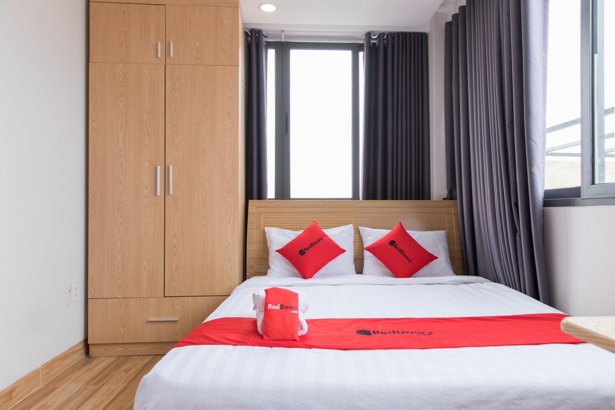 Отель Reddoorz Premium Near E-Town Хошимин Экстерьер фото